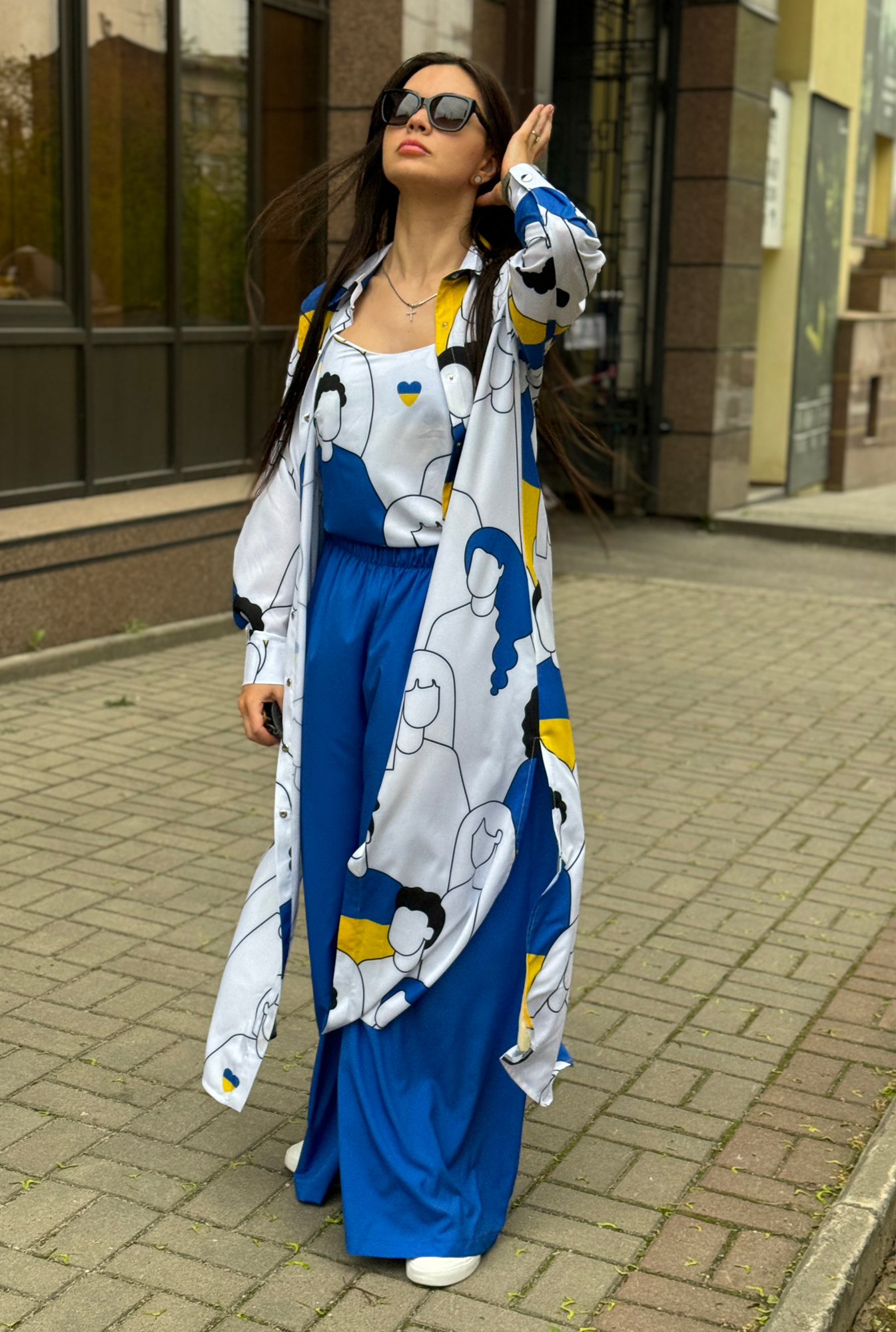 Нарядний жіночий костюм, синій із білим