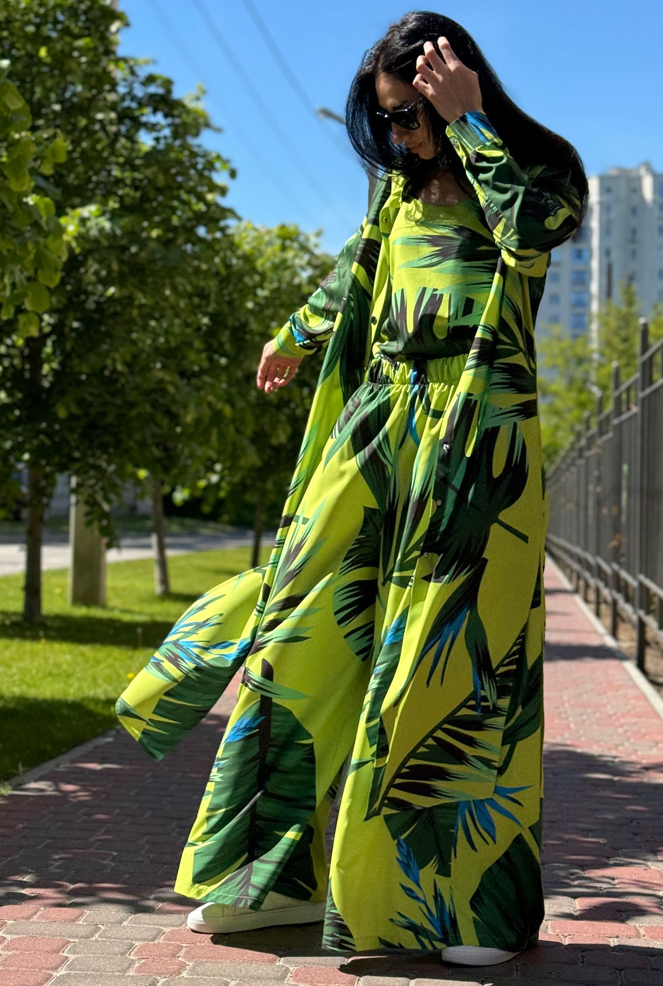 Elegancki damski letni garnitur, zielony z liśćmi