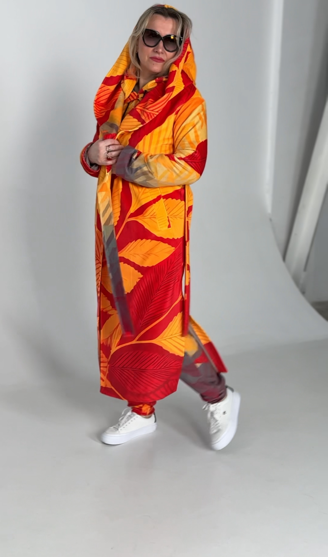 Жіноче велюрове пальто з капюшоном, Артикул VO-65, червоне із листям