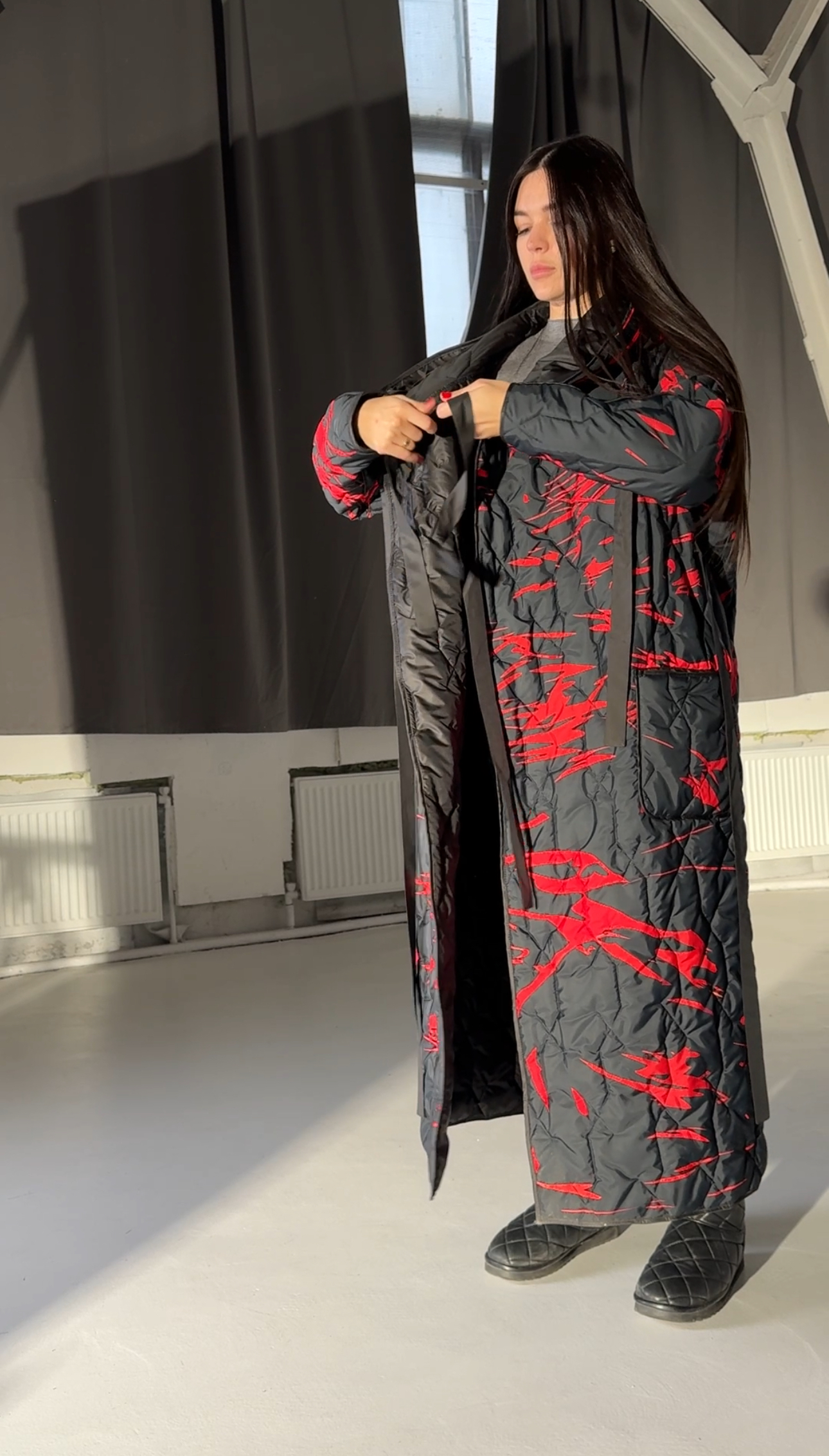 Жіноче довге стьобане двостороннє пальто, єврозима, чорний з червоним