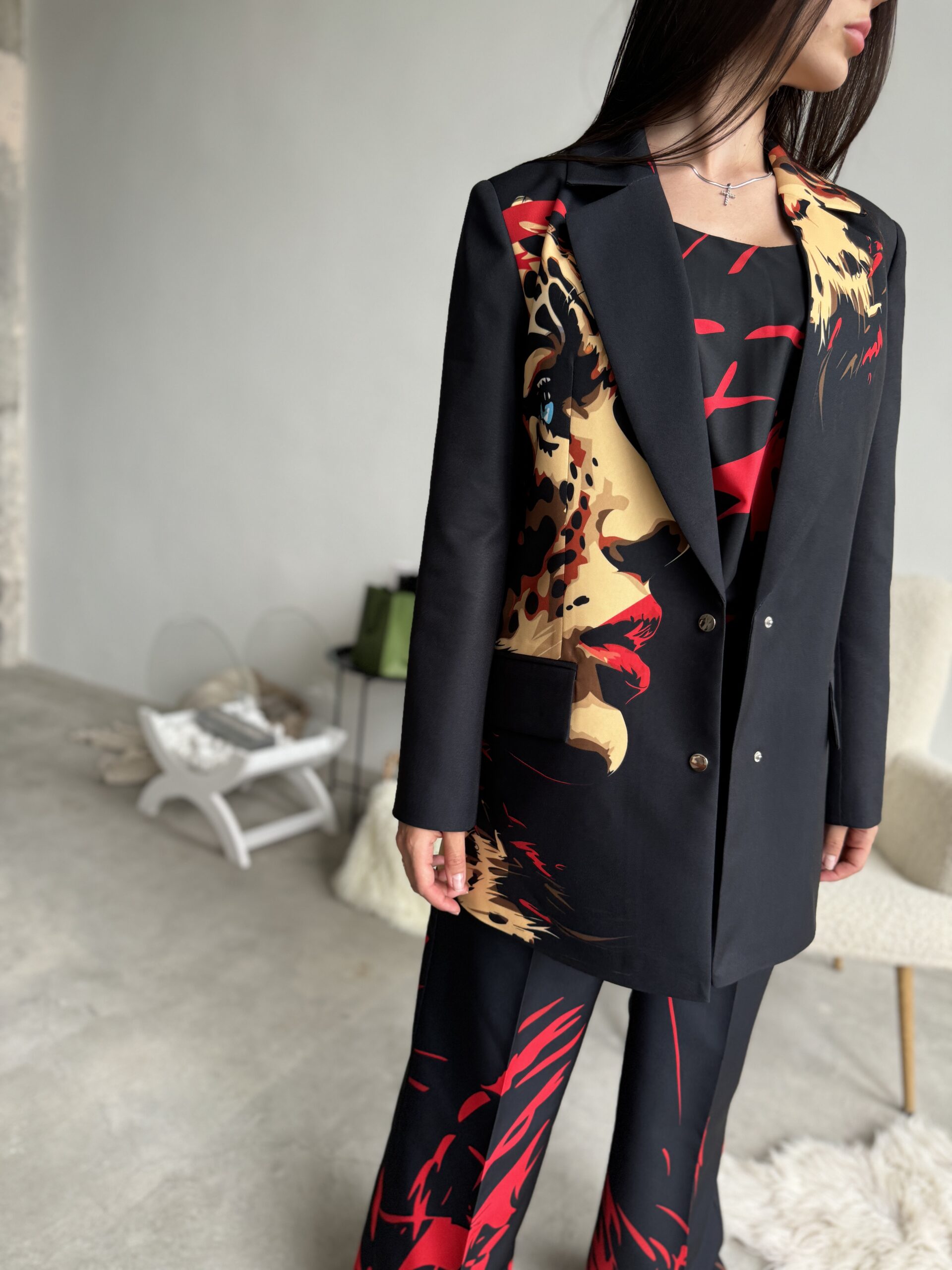 Kurtka damska, czarna z nadrukiem w panterkę