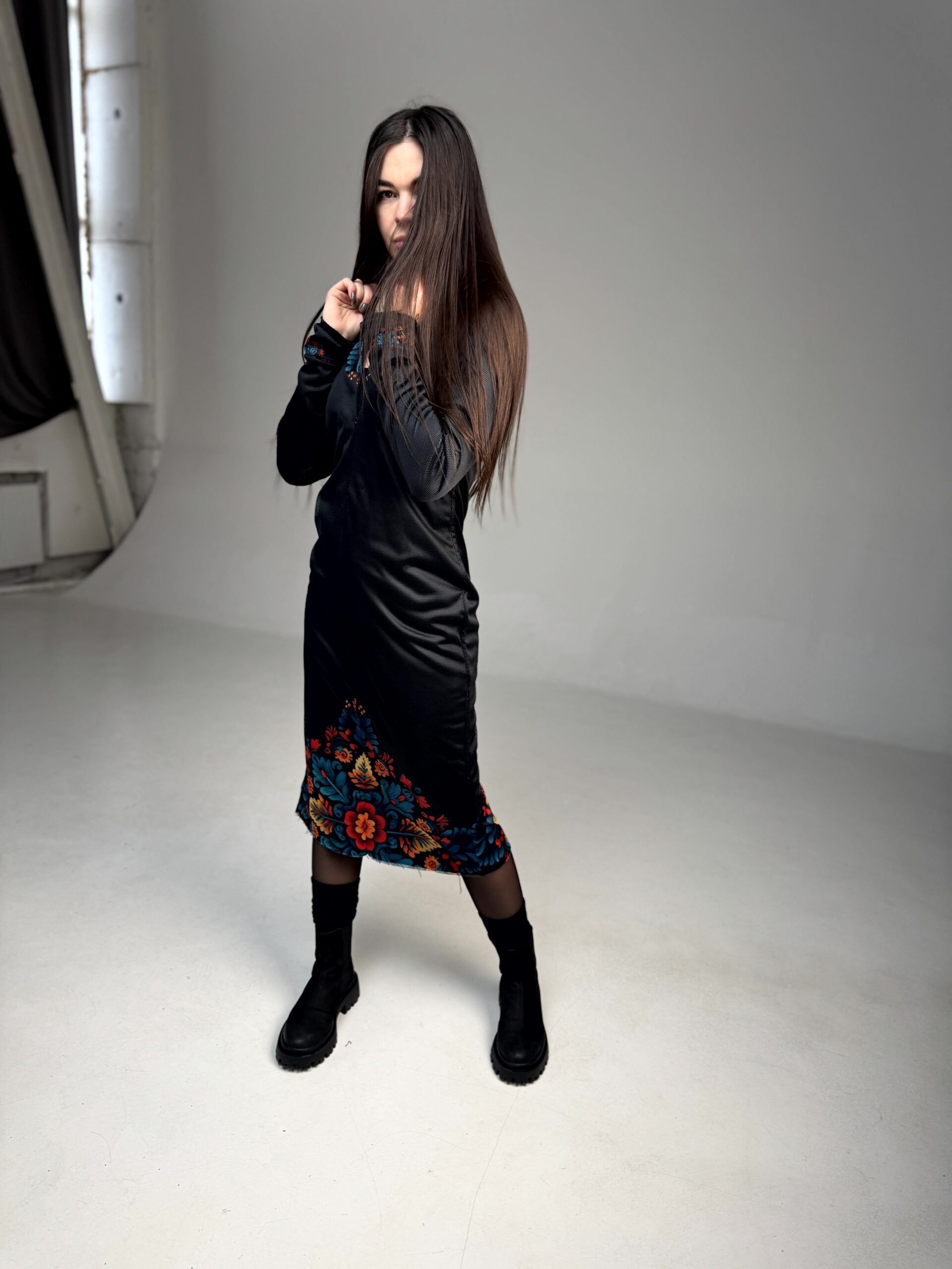 Сукня довга, темно синя із принтом