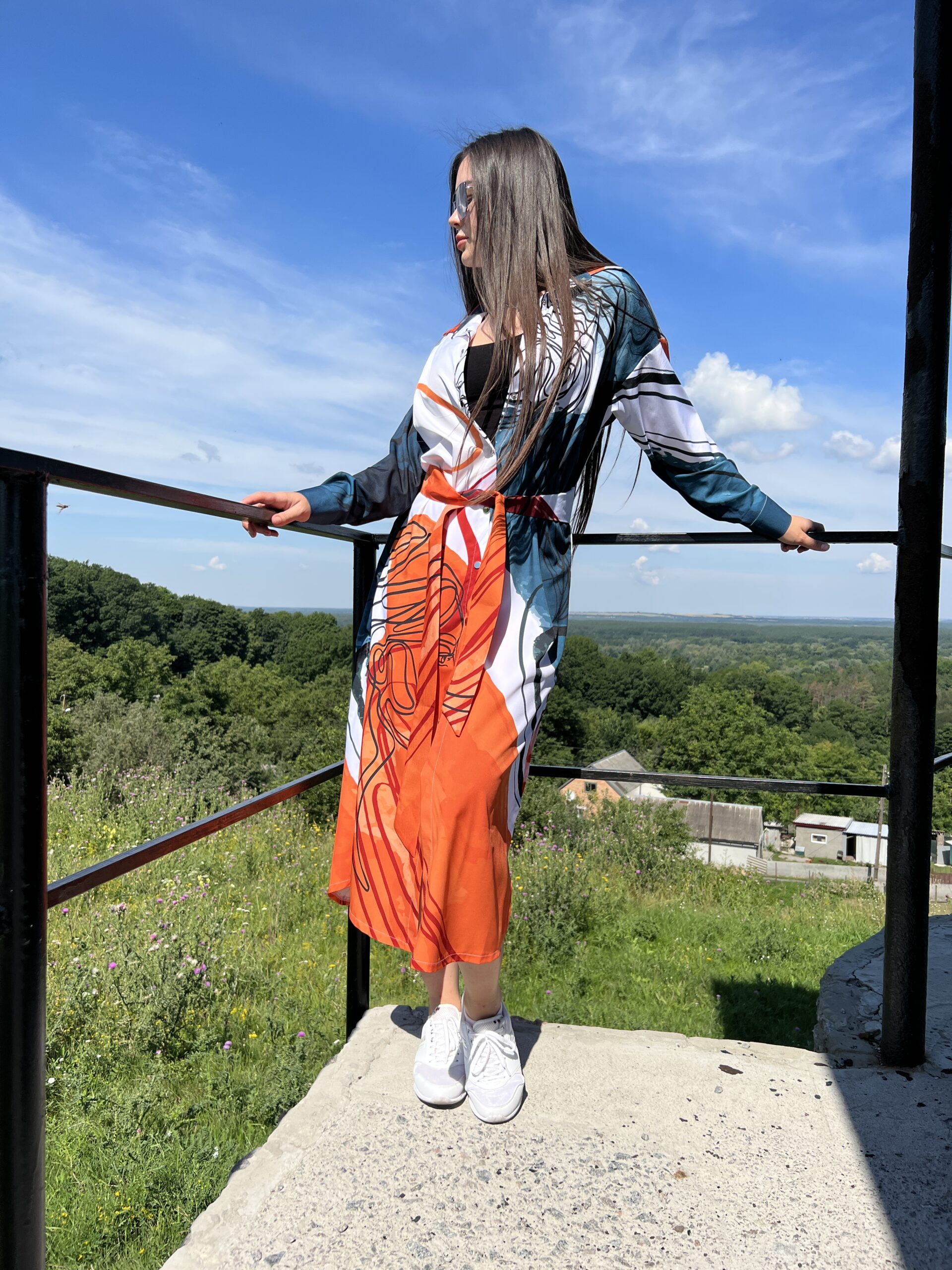 Сукня – сорочка, довга із поясом, помаранчева, принт із обличчям