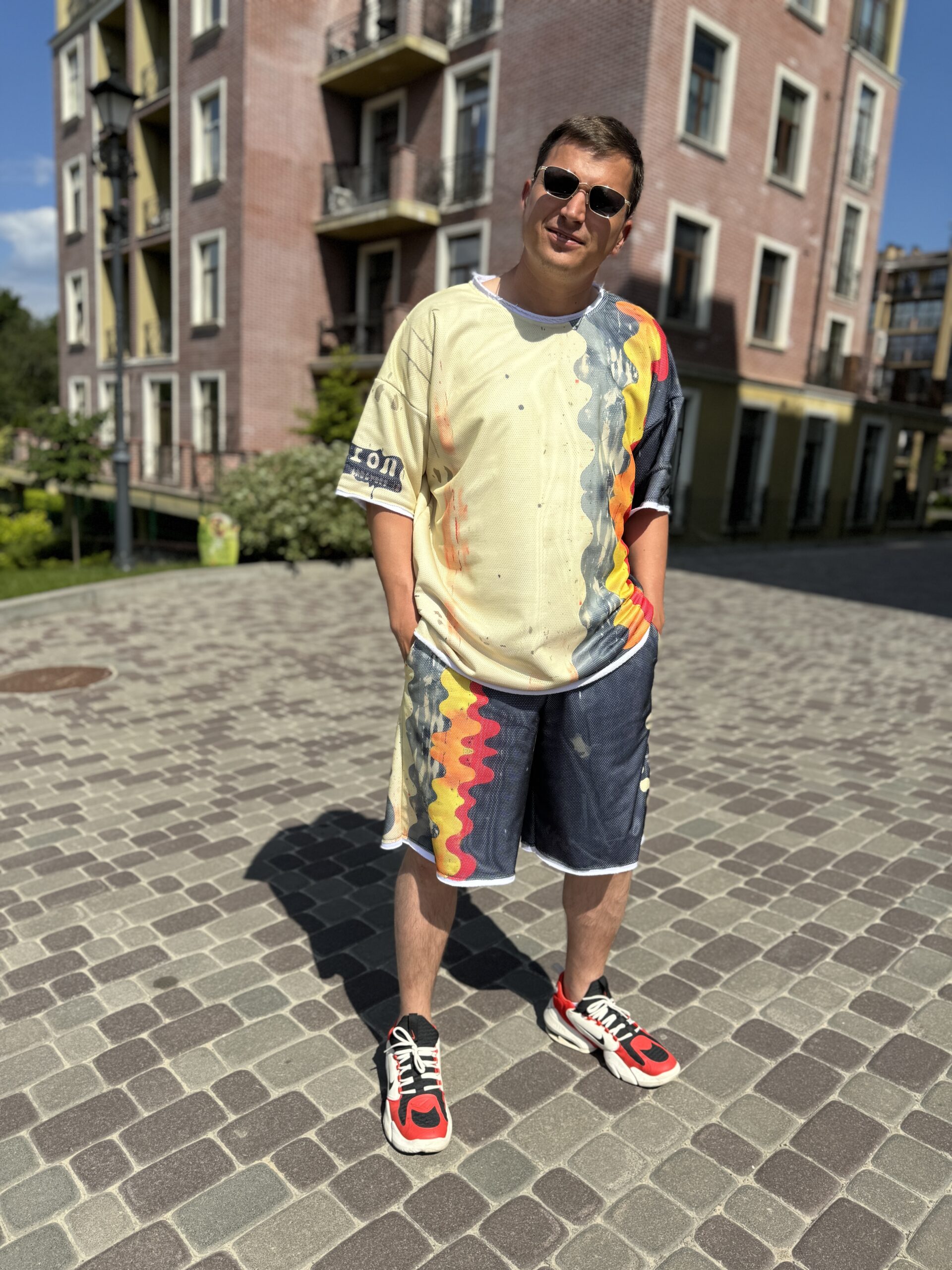 Чоловічий костюм, шорти та футболка, яскравий