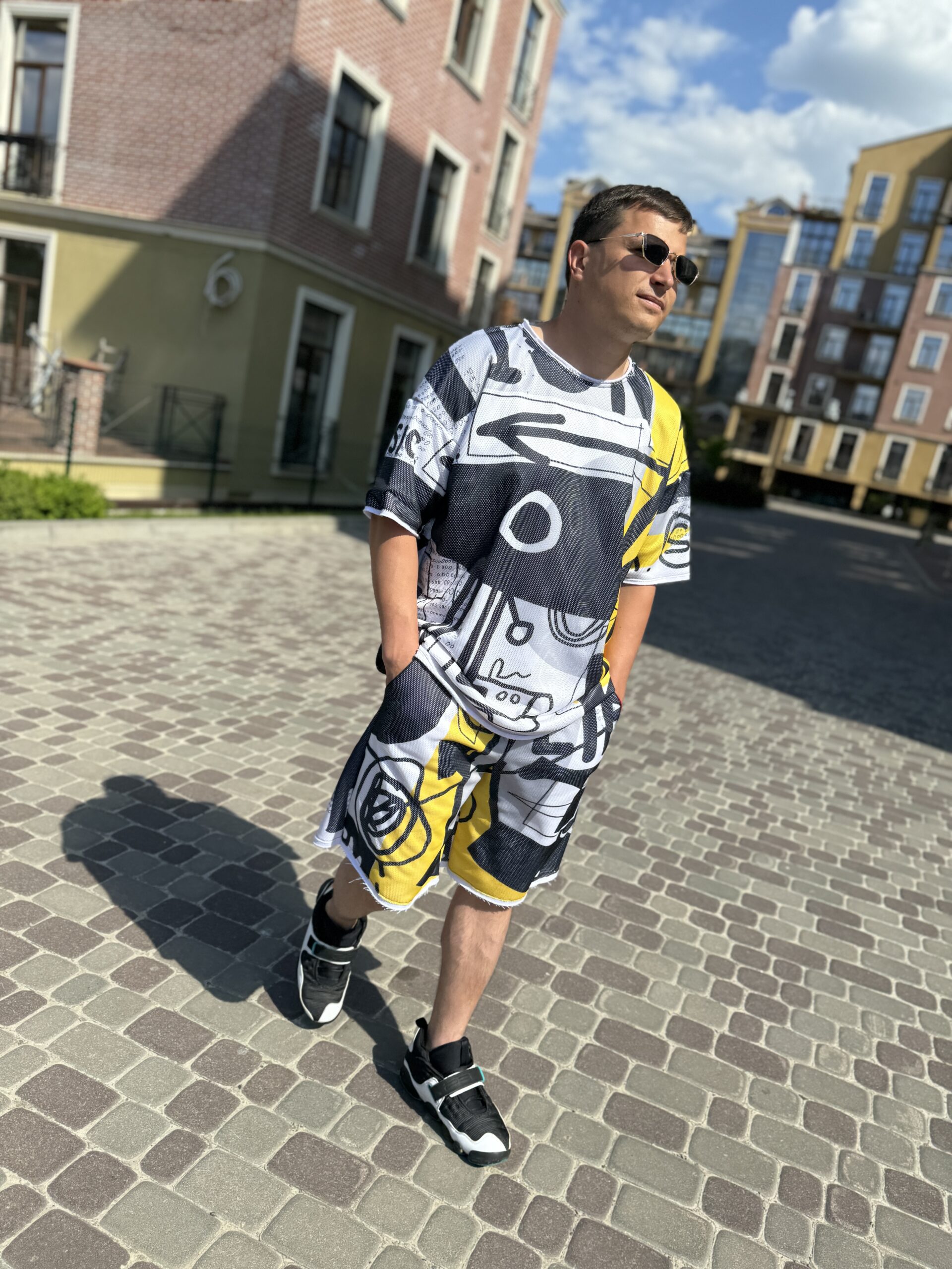 Чоловічий костюм, шорти та футболка, чорний із жовтим