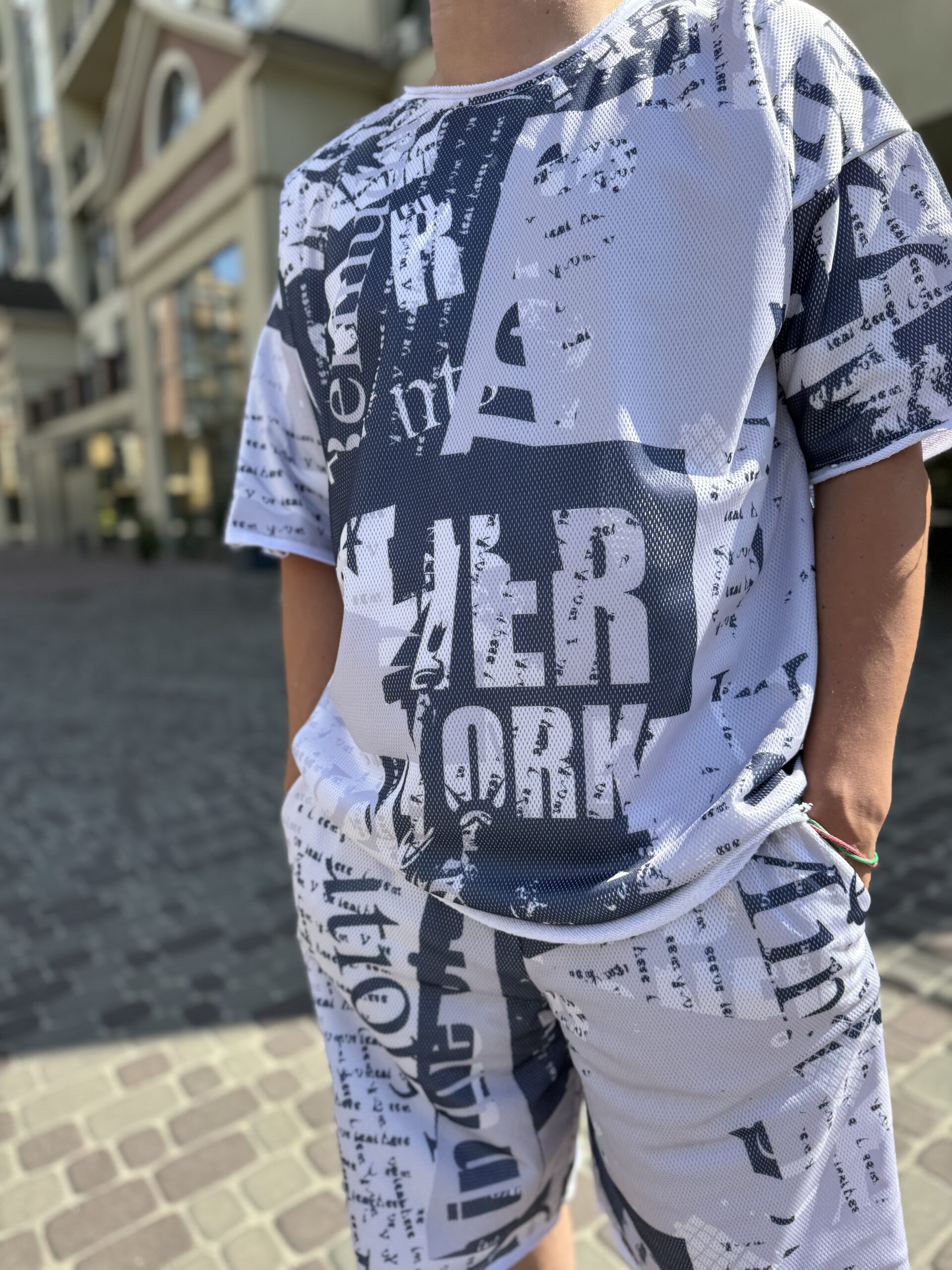 Чоловічий костюм, шорти та футболка, газетний принт