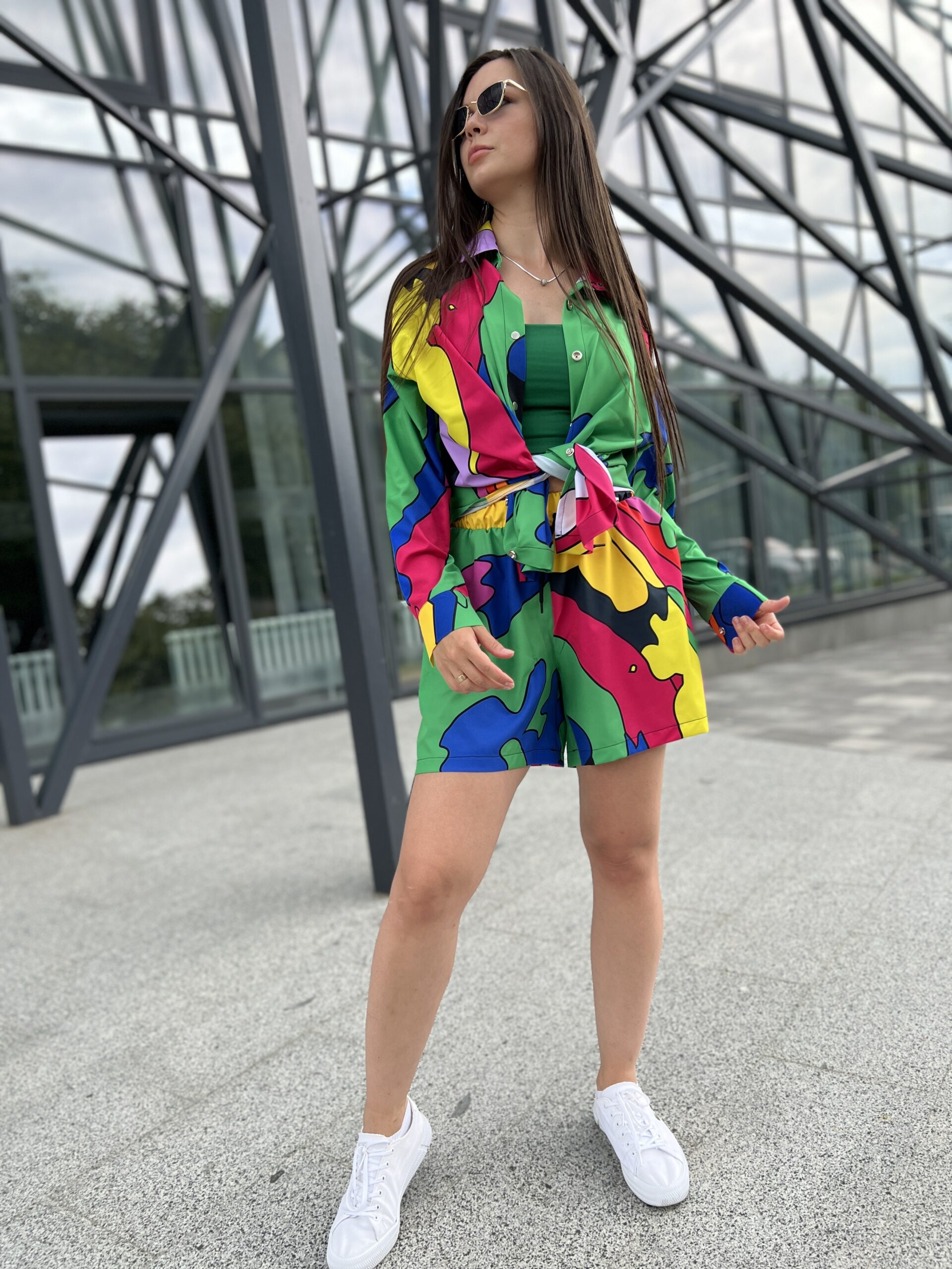 Жіночий костюм з шортами та сорочкою, зелений