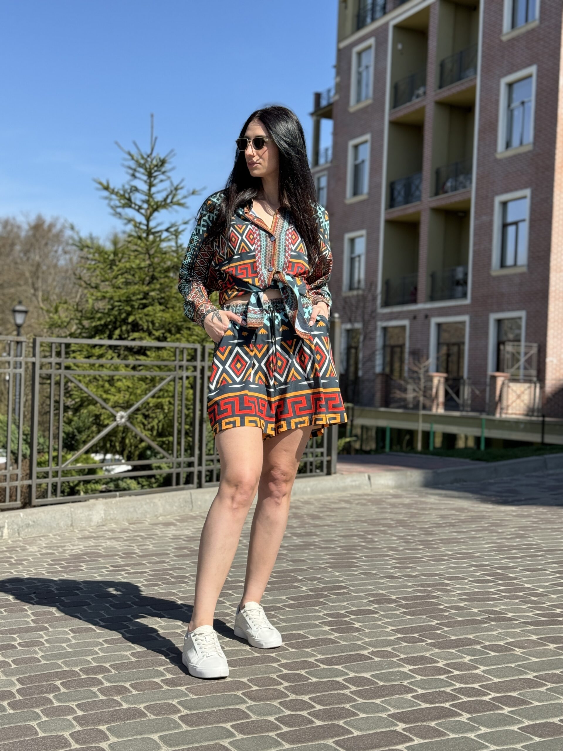 Жіночий костюм з шортами та сорочкою, національний принт