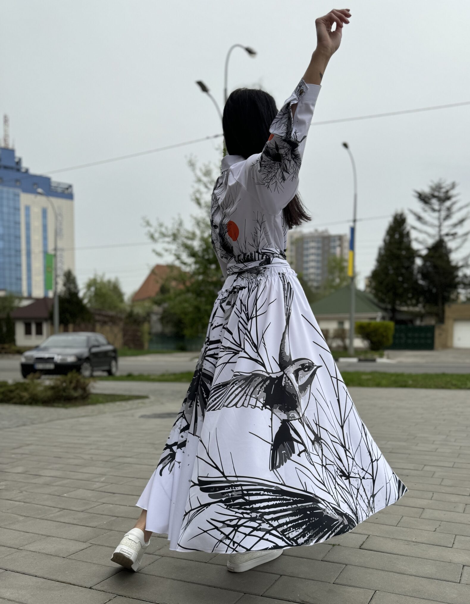Жіноча довга сукня, біла із пташками