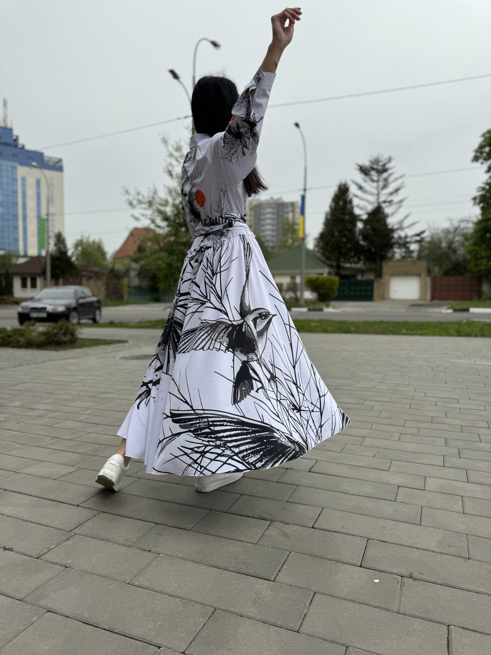 Жіноча довга сукня, біла із пташками