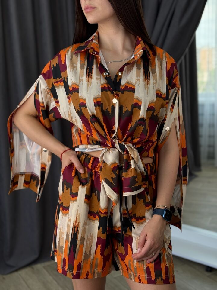 Жіночий костюм з шортами та сорочкою, коричневий