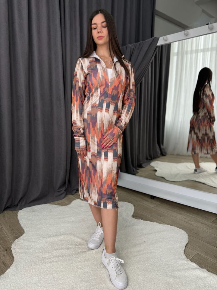 Сукня приталена довга, коричнева