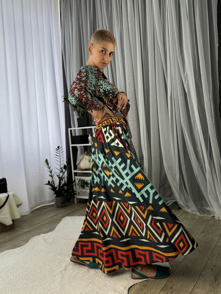 Жіноча довга сукня, національний розпис