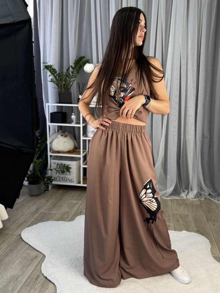 Коричневий жіночий літній костюм із штанами та майкою