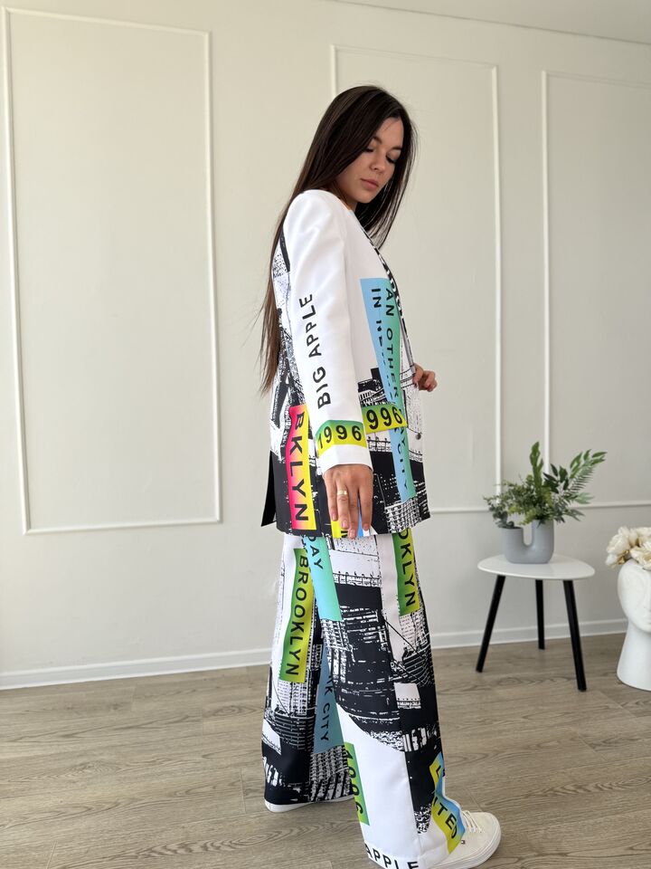 Брючний костюм жіночий, білий із принтом місто