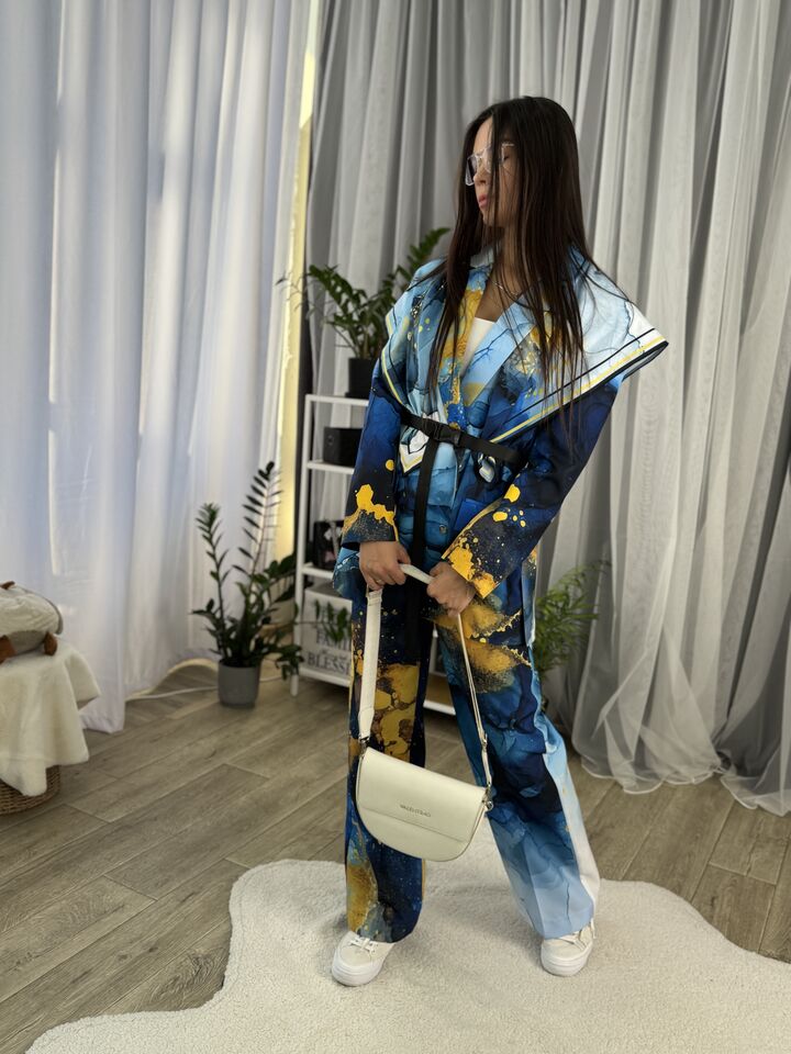 Жіночий брючний костюм , блакитного кольору