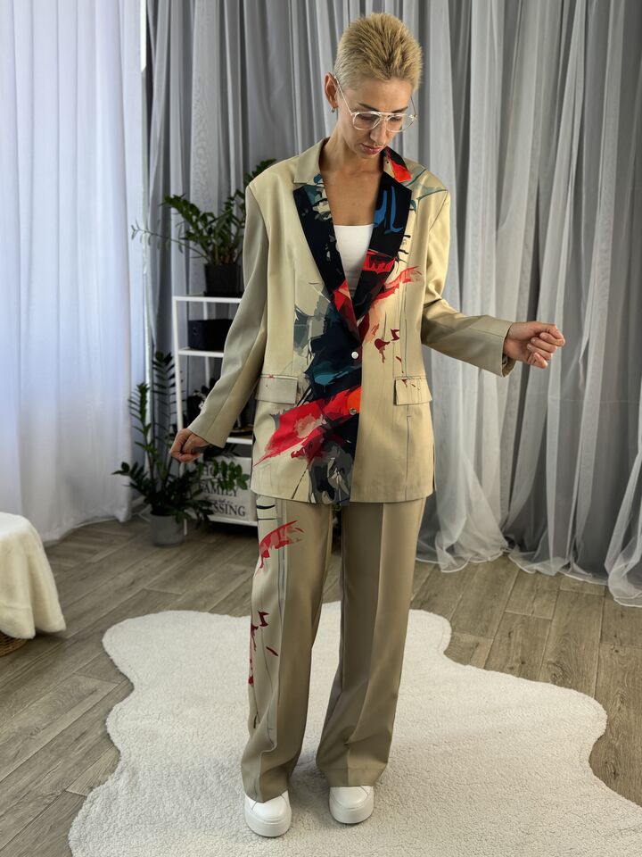 Жіночий брючний костюм, оверсайз, бежевий із принтом