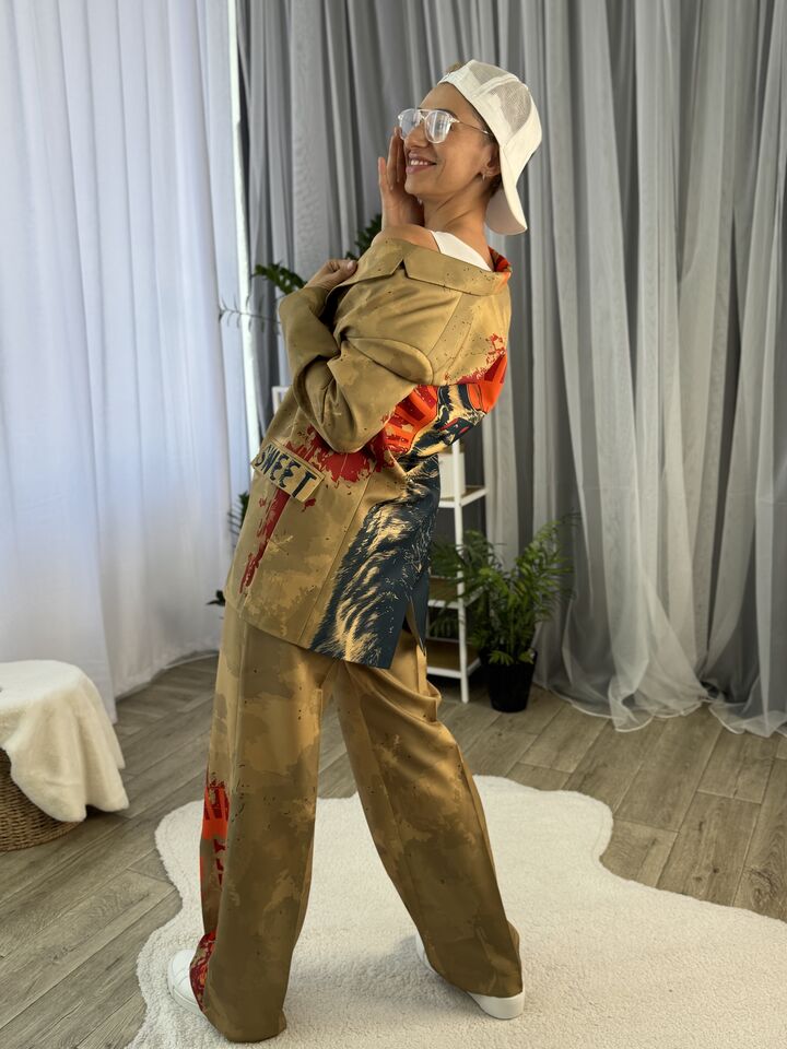 Жіночий брючний костюм, оверсайз, бежевий із котом