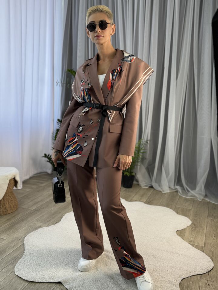 Жіночий брючний костюм, коричневий