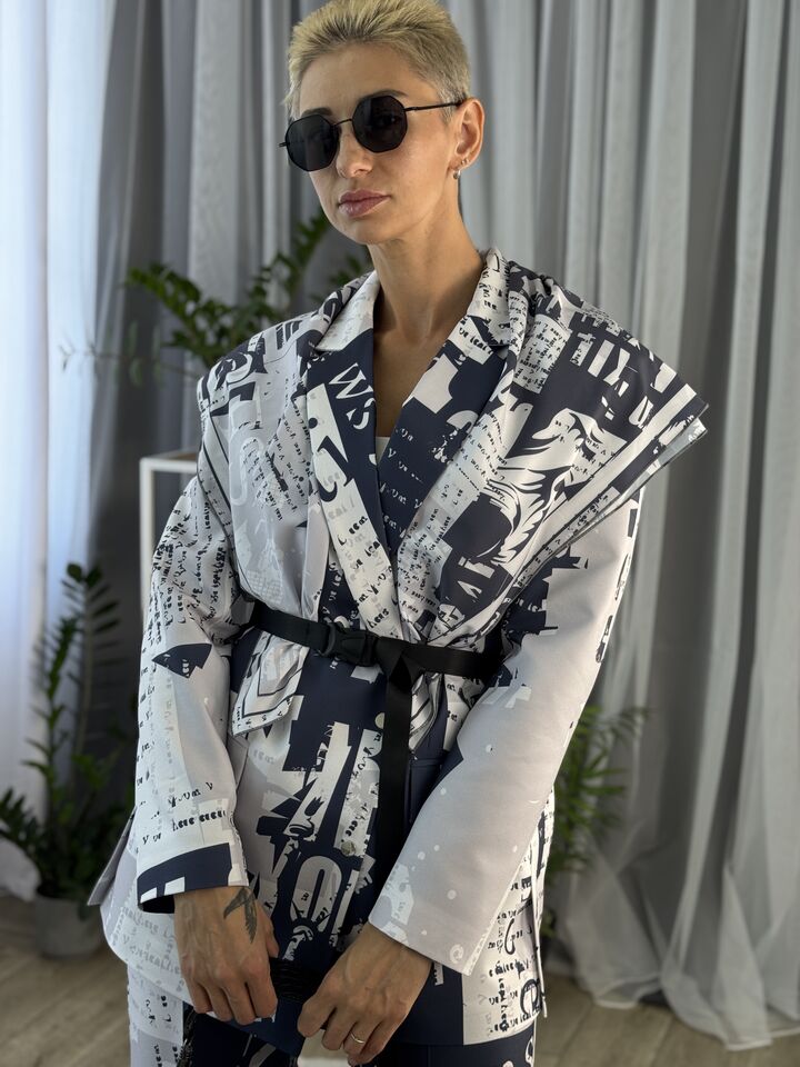 Жіночий жакет, оверсайз, сірий із принтом – газета