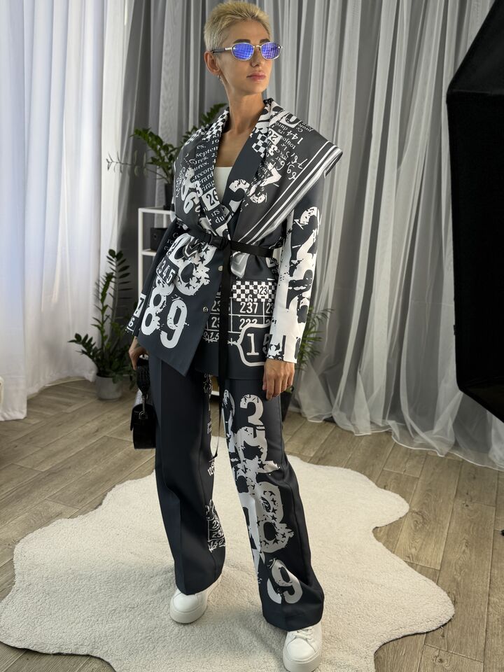 Жіночий брючний костюм, оверсайз, сірий із цифрами