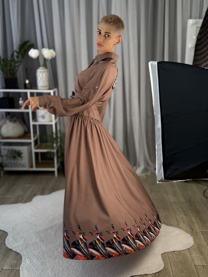 Жіноча довга сукня, коричнева із принтом