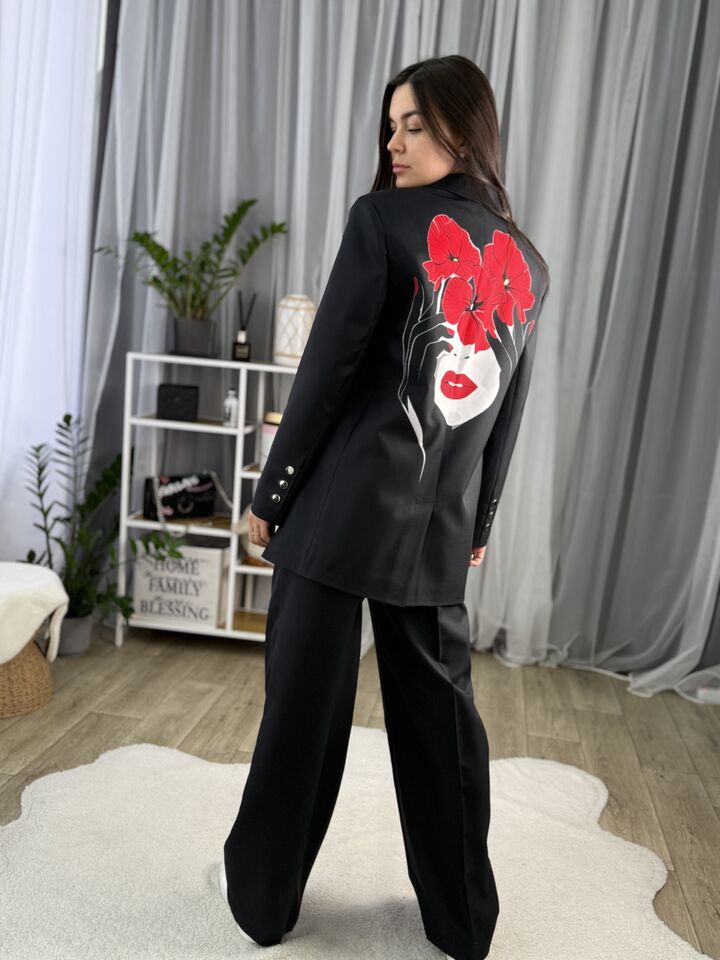 Жіночий брючний костюм чорний з маками