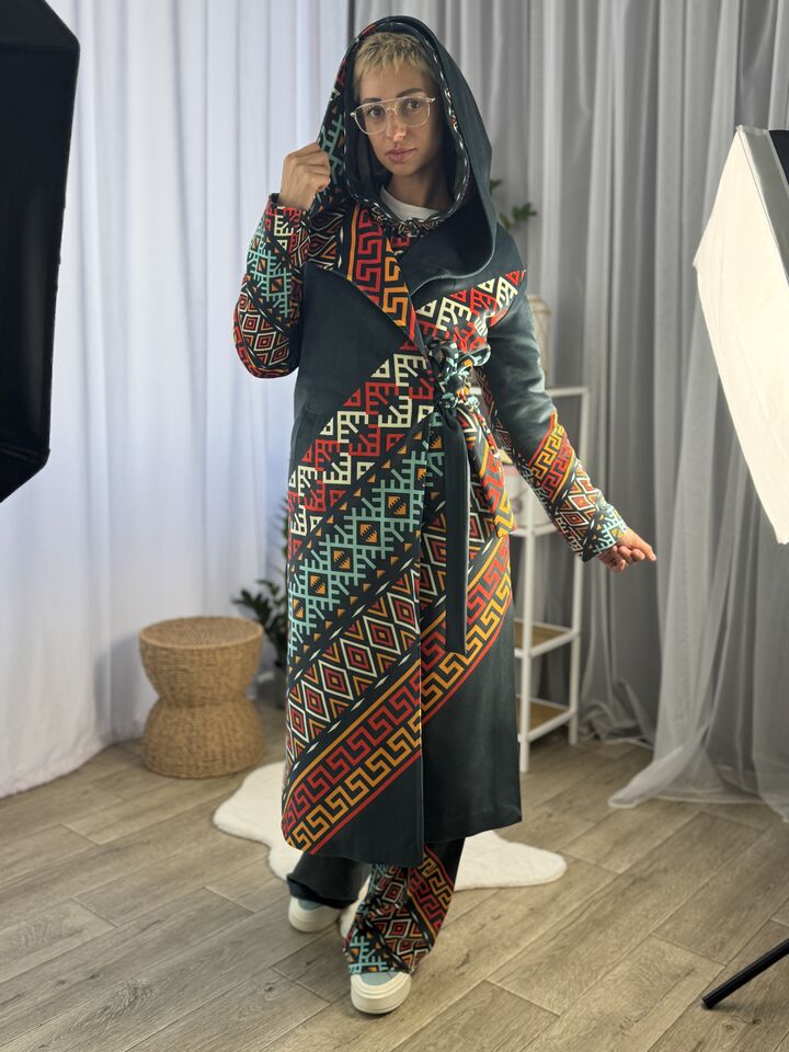 Велюрове пальто з капюшоном,довге